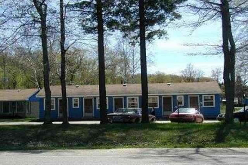 Blue Gingham Inn And Motel - Real Estat Photo (newer photo)